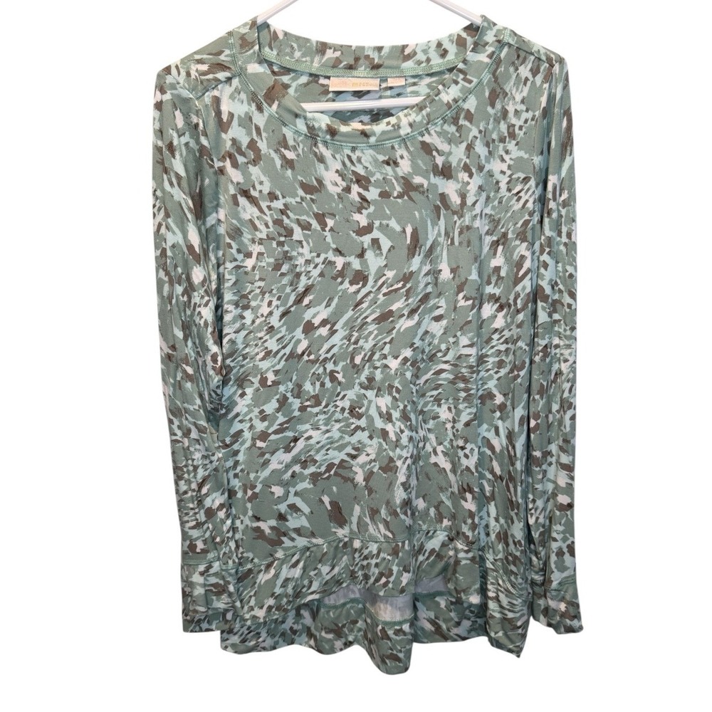 Belle by Kim Gravel Women Green Long Sleeve Abstract Camo Ruffle Hem Top M
